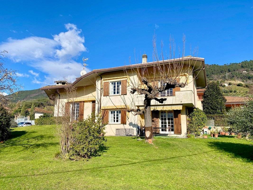 Villa libera su quattro lati con giardino in vendita a Pietrasanta, Strettoia