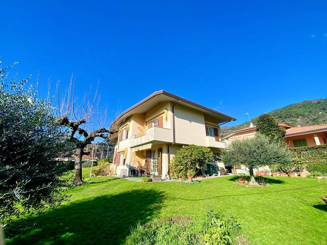 Villa libera su quattro lati con giardino in vendita a Pietrasanta, Strettoia