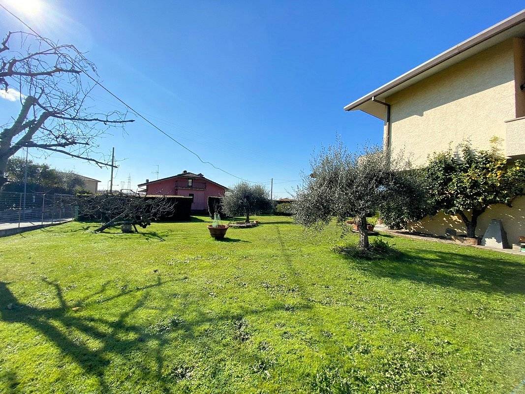 Villa libera su quattro lati con giardino in vendita a Pietrasanta, Strettoia