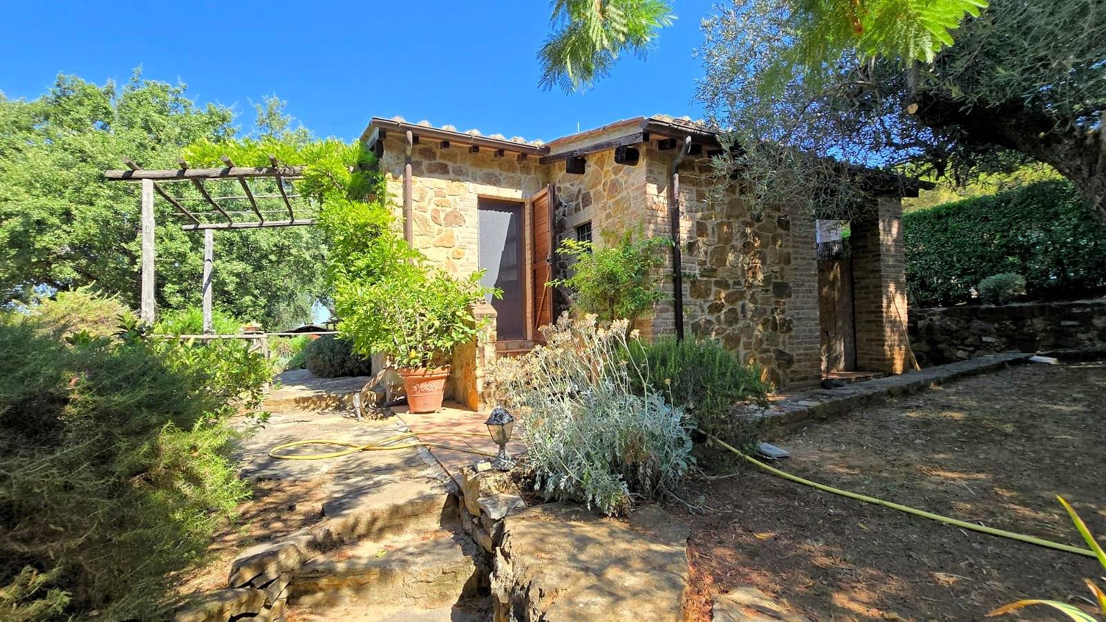 Rustico in stile Toscano con vista panoramica in vendita a Scarlino