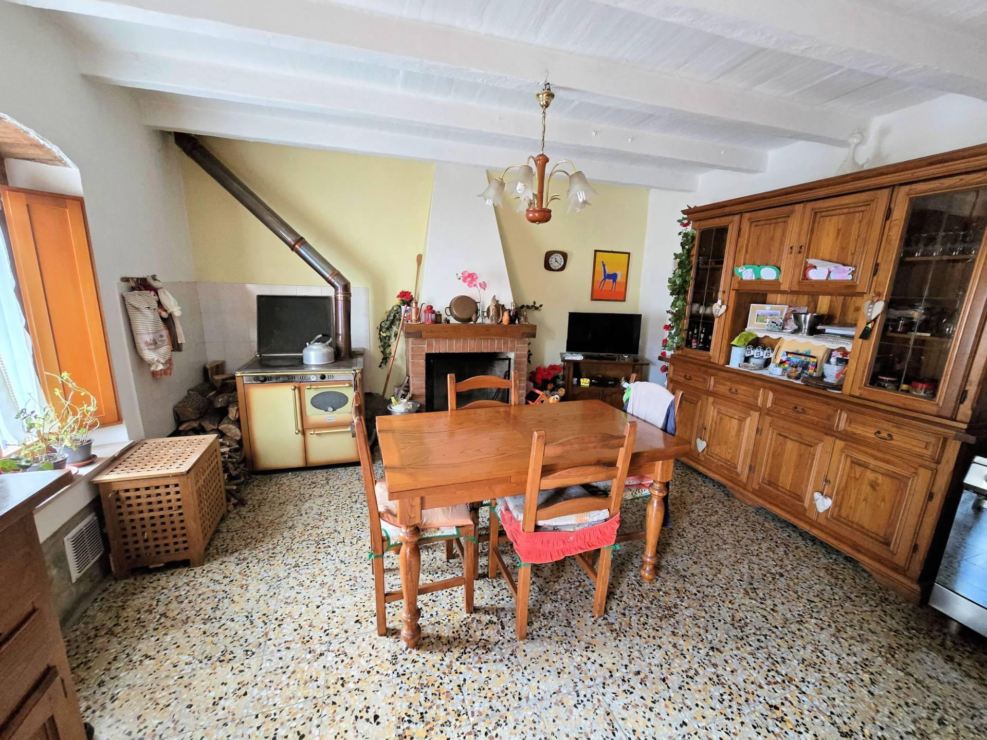 Podere in stile rustico Toscano con annessi e terreno in ottima posizione in vendita a Montecatini-T