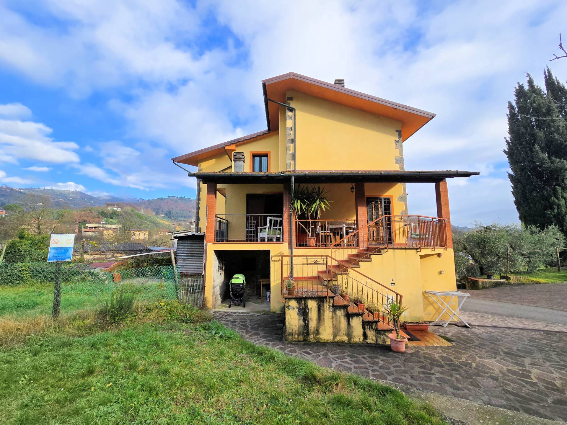 Podere in stile rustico Toscano con annessi e terreno in ottima posizione in vendita a Montecatini-T