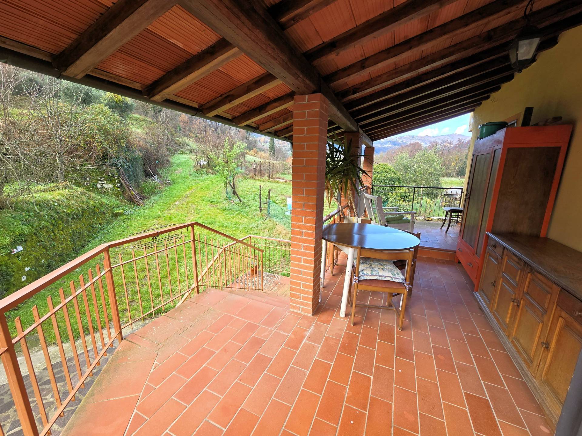 Podere in stile rustico Toscano con annessi e terreno in ottima posizione in vendita a Montecatini-T