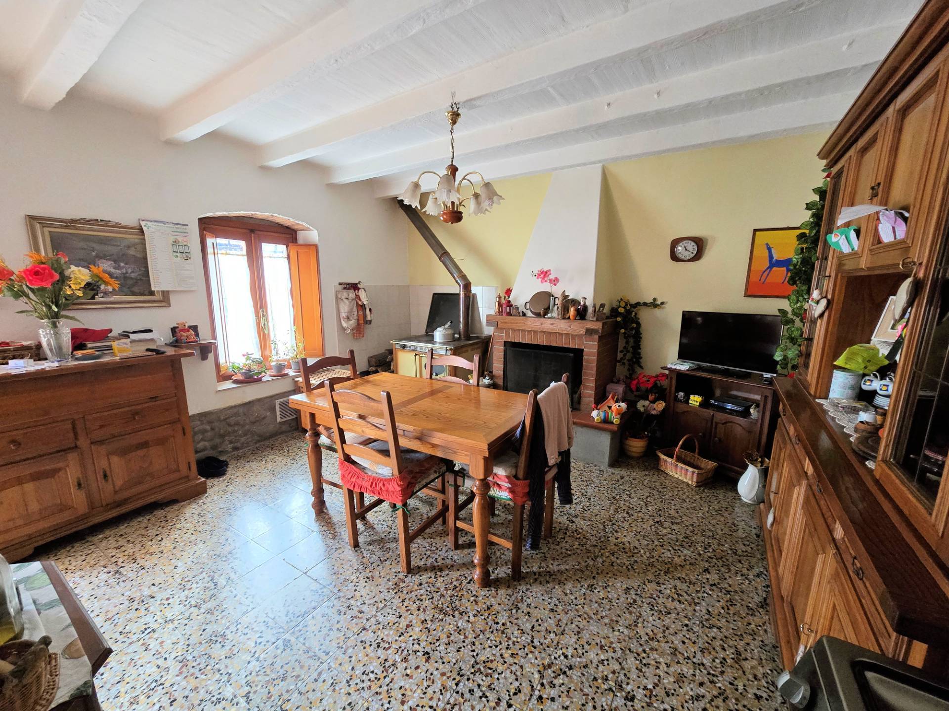 Podere in stile rustico Toscano con annessi e terreno in ottima posizione in vendita a Montecatini-T