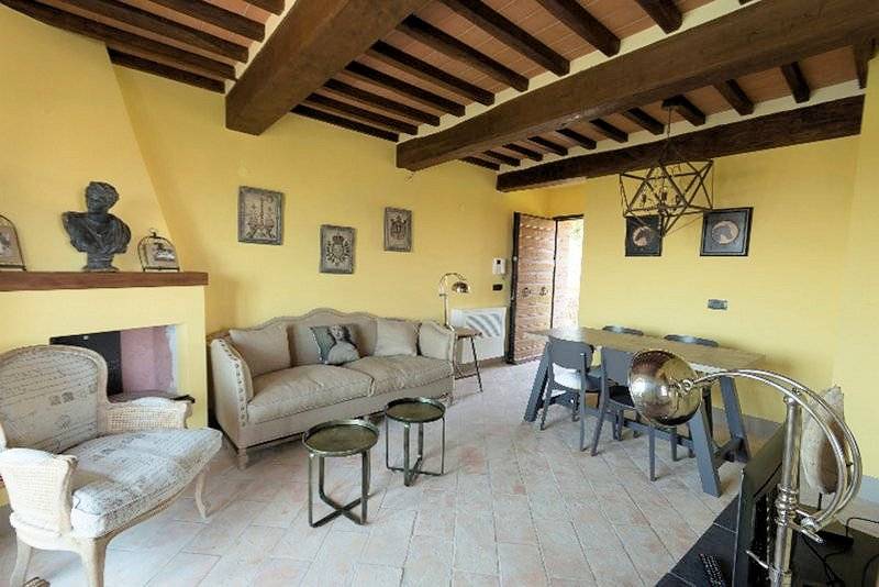 Porzione terratetto di villa bifamiliare con giardino privato e piscina condominiale in vendita a Ch