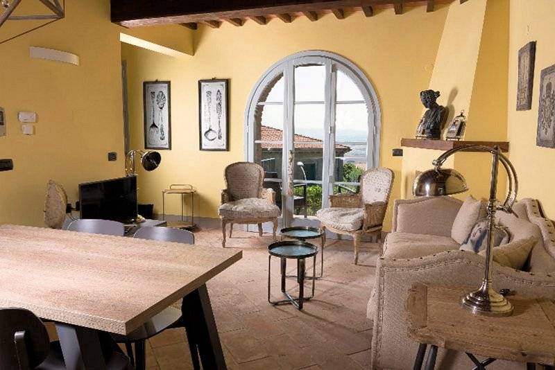 Porzione terratetto di villa bifamiliare con giardino privato e piscina condominiale in vendita a Ch