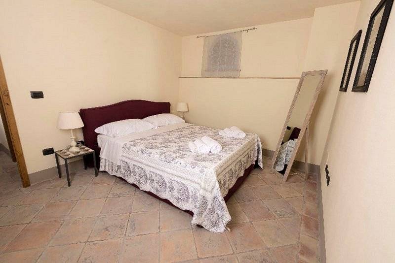 Porzione terratetto di villa bifamiliare con giardino privato e piscina condominiale in vendita a Ch