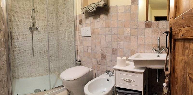 Porzione terratetto di villa bifamiliare con giardino privato e piscina condominiale in vendita a Ch