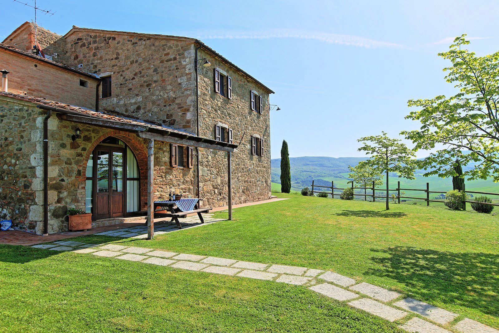 Azienda agrituristica in posizione panoramica con piscina in vendita a Pienza
