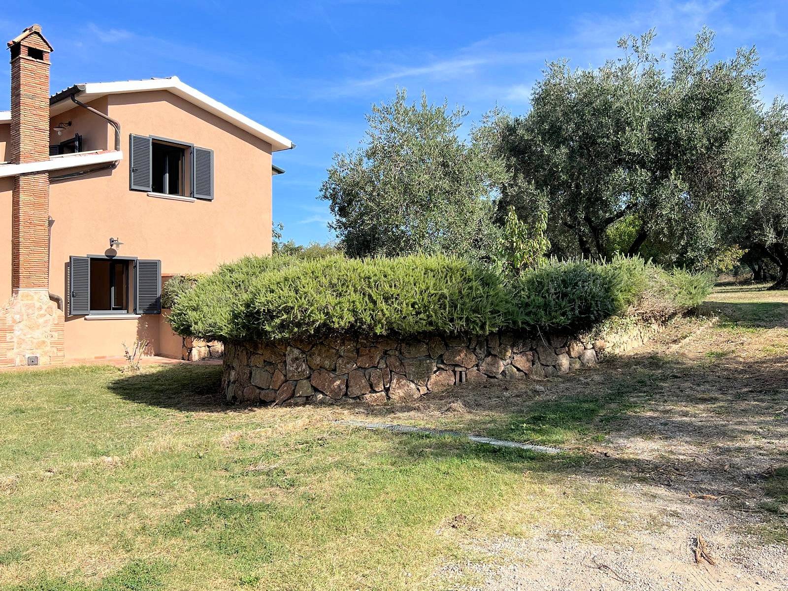 Villa ristrutturata con parco in vendita a Pitigliano