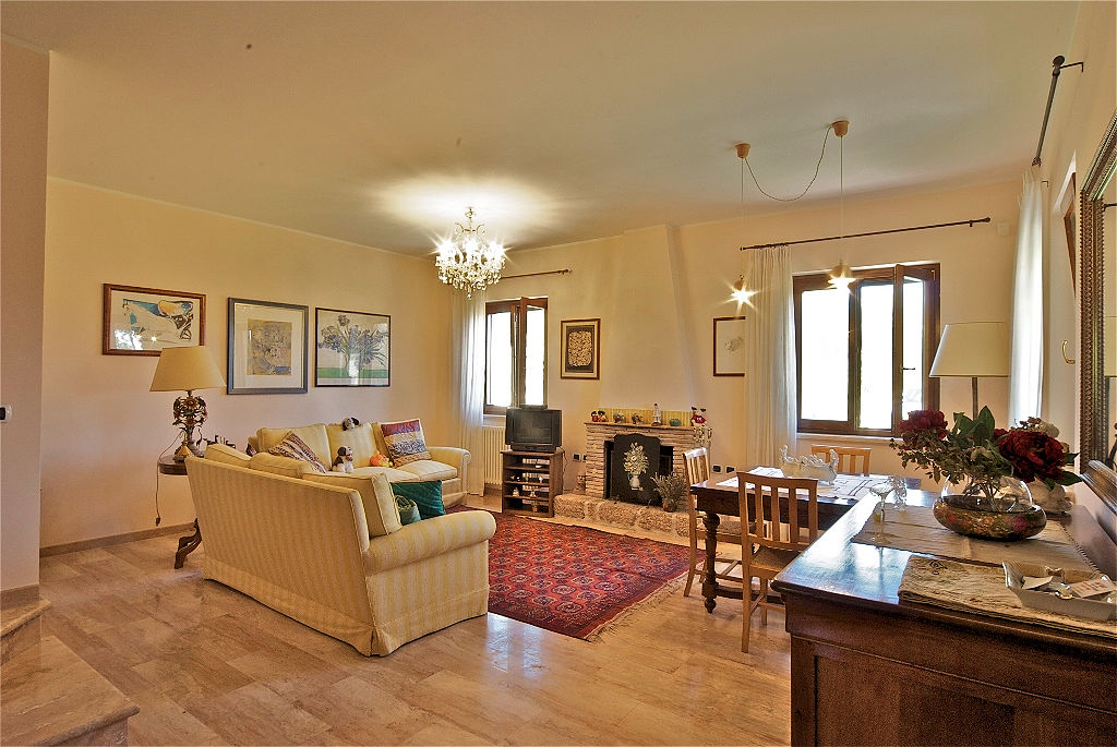 Villa ristrutturata con parco in vendita a Pitigliano