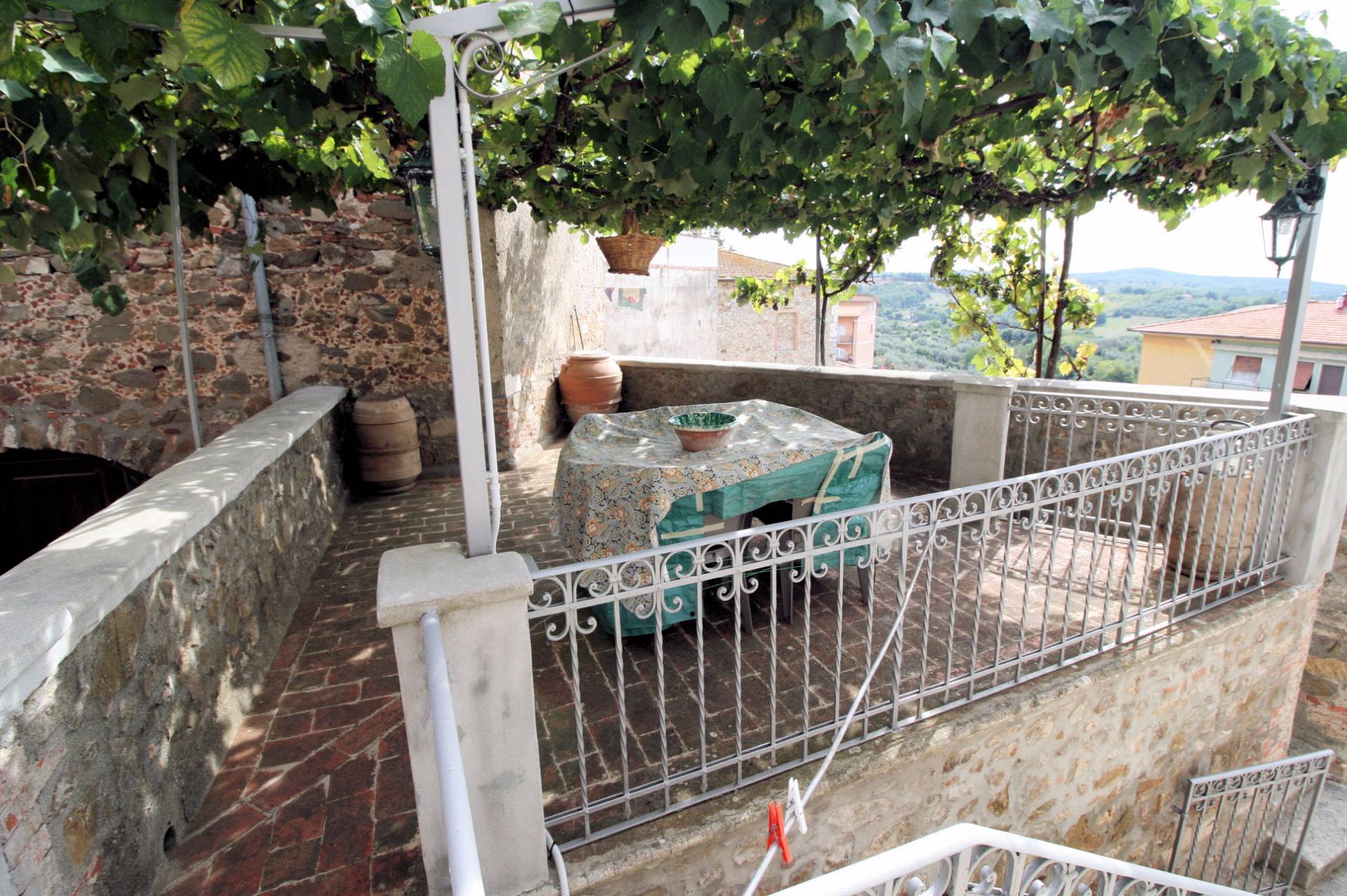 Porzione di terratetto con giardino e vista panoramica in vendita a Manciano, Montemerano