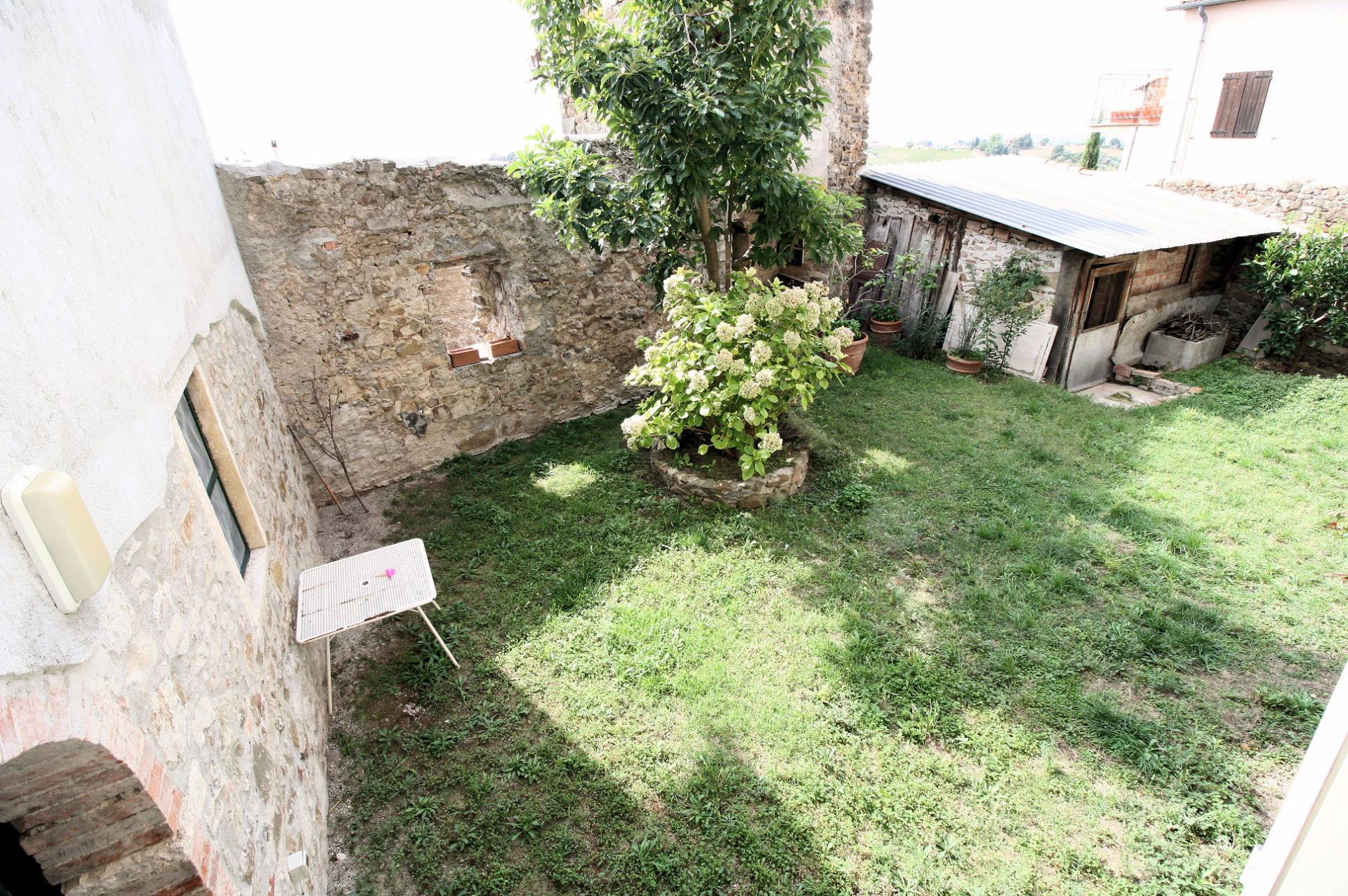 Porzione di terratetto con giardino e vista panoramica in vendita a Manciano, Montemerano