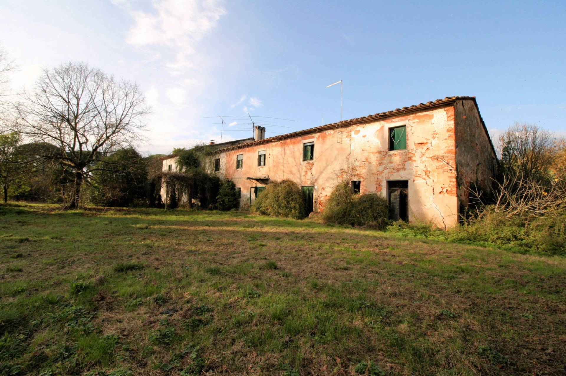 Complesso immobiliare di ampia metratura da ristrutturare in vendita a Altopascio, Spianate