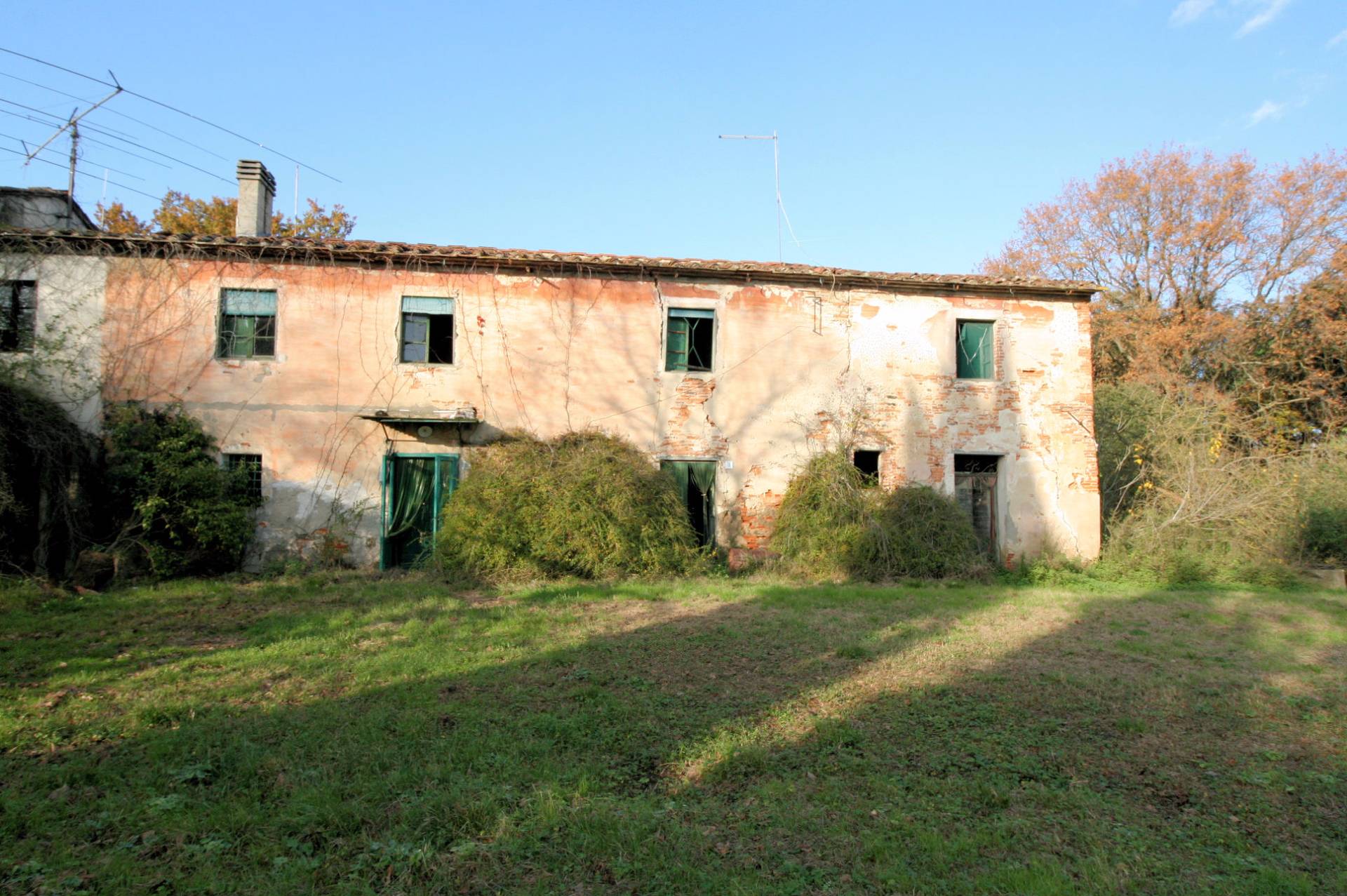 Complesso immobiliare di ampia metratura da ristrutturare in vendita a Altopascio, Spianate