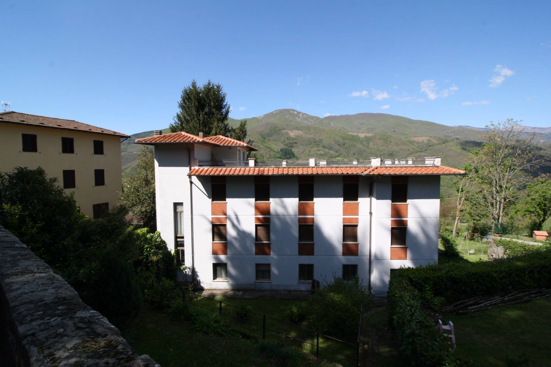 Progetto per la realizzazione di quattro villette a schiera nell\'ex Albergo La Pace in vendita a Sa