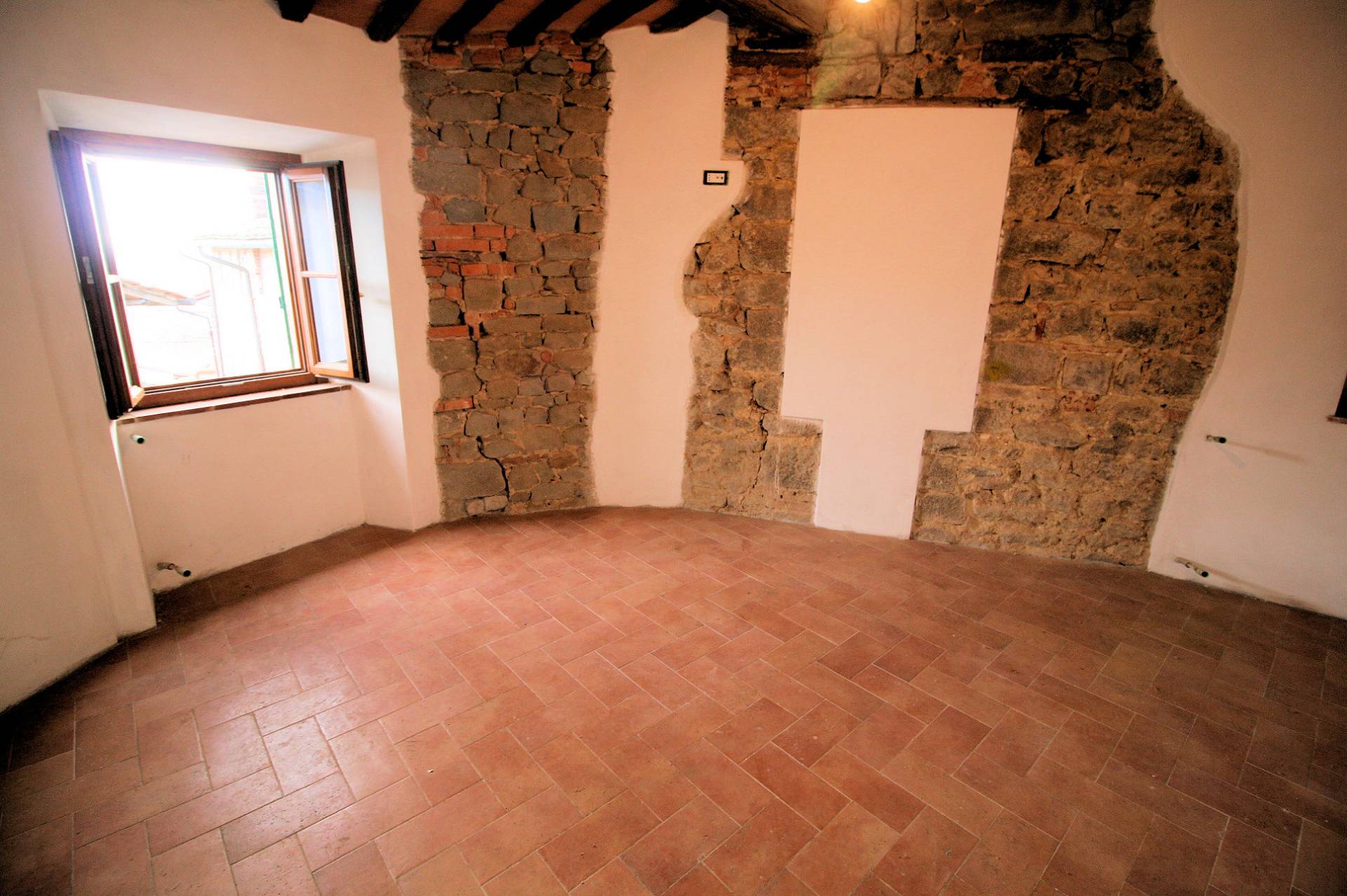 Terratetto indipendente completamente ristrutturato in centro storico in vendita a Massa e Cozzile, 