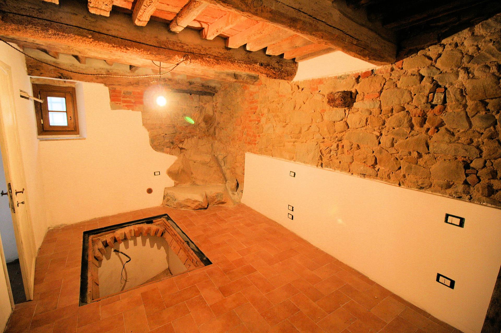 Terratetto indipendente completamente ristrutturato in centro storico in vendita a Massa e Cozzile, 