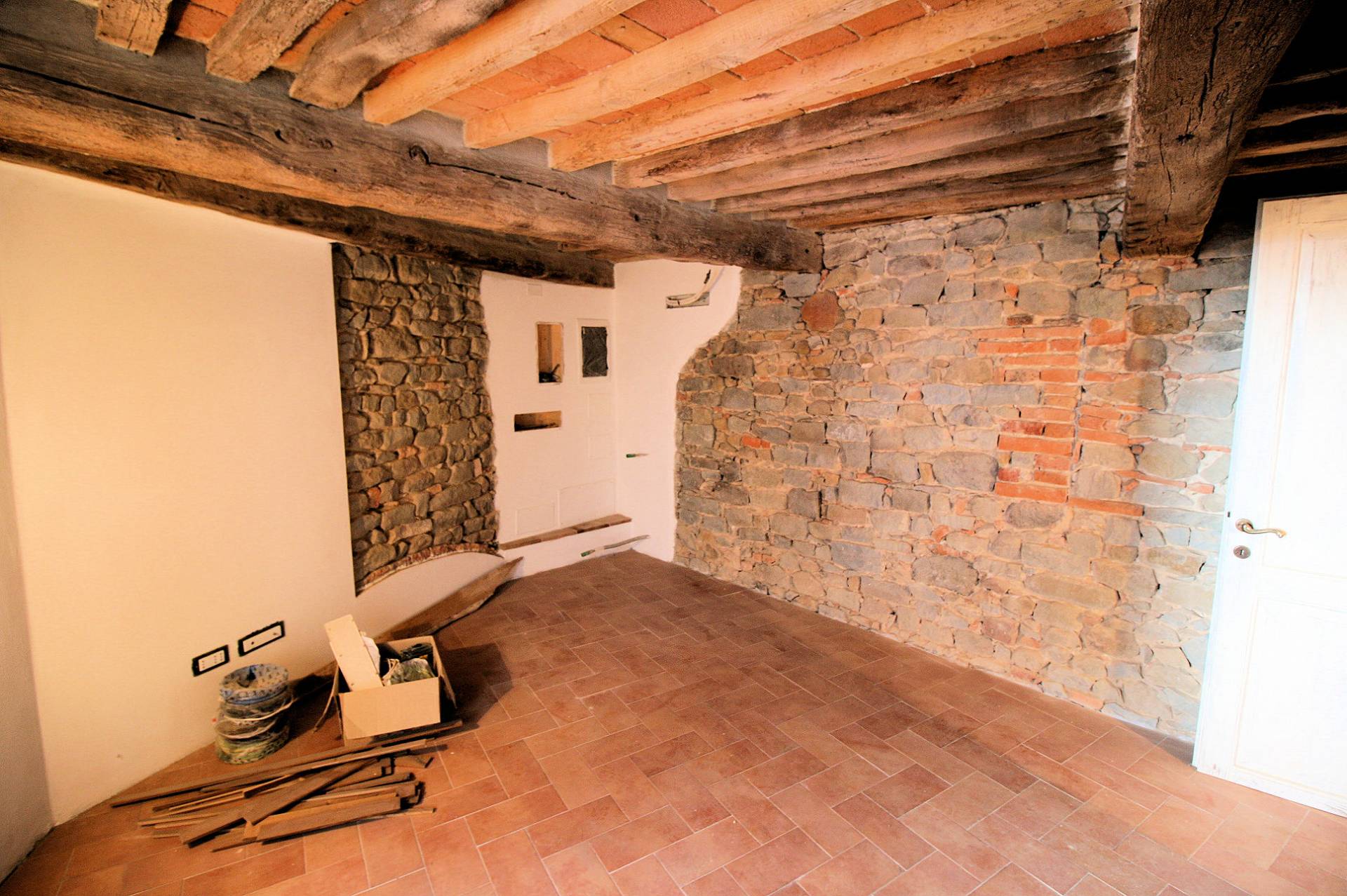 Terratetto indipendente completamente ristrutturato in centro storico in vendita a Massa e Cozzile, 