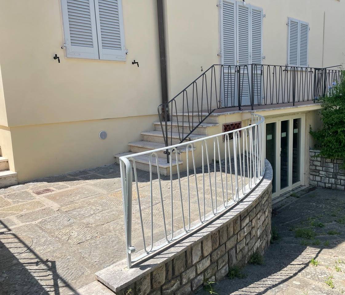 Porzione terratetto di villa bifamiliare in vendita a Pescia