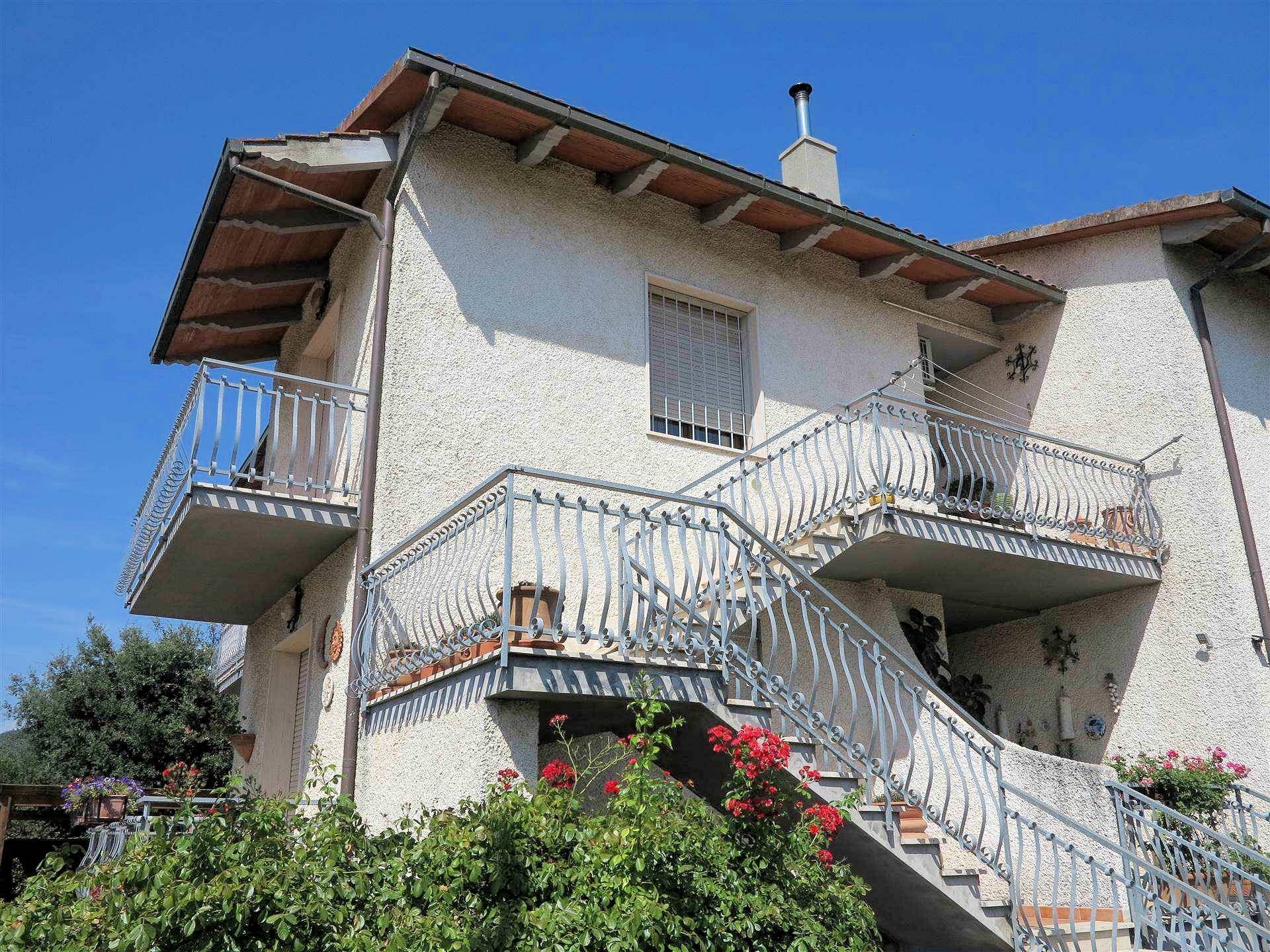 Appartamento in villetta singola al piano primo con giardino garage e taverna al piano terra in vend