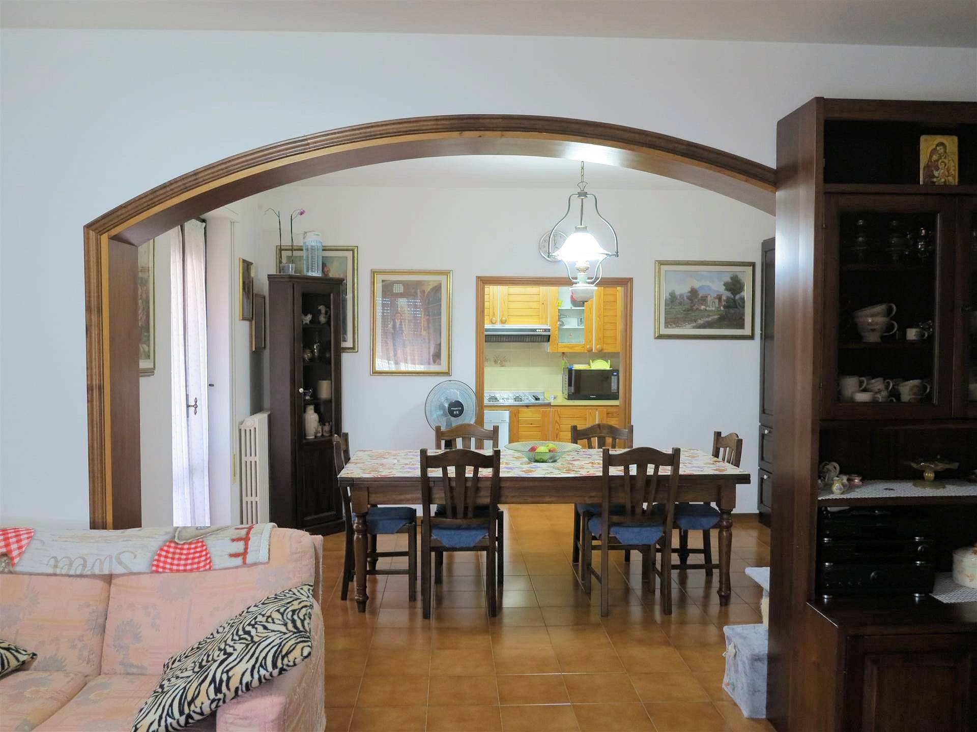 Appartamento in villetta singola al piano primo con giardino garage e taverna al piano terra in vend