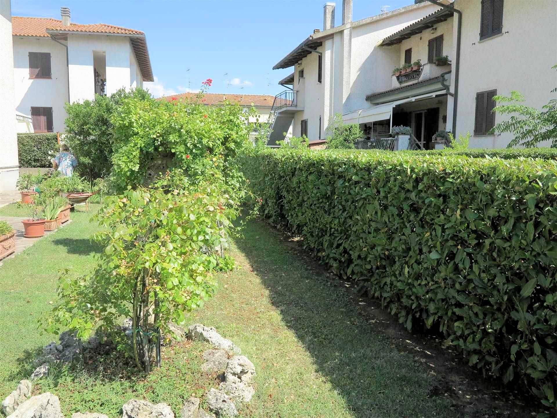 Appartamento in villetta singola al piano primo con giardino garage e taverna al piano terra in vend