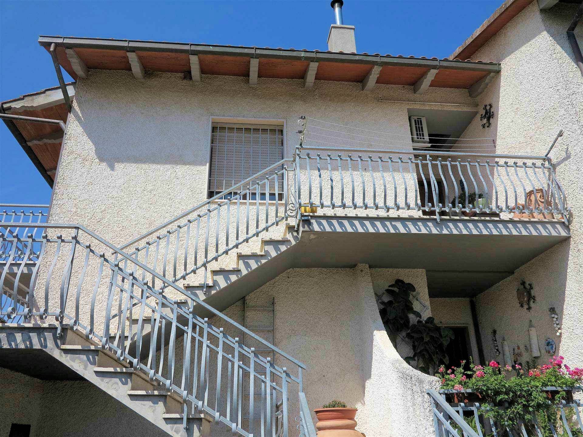 Appartamento in villetta singola al piano primo con giardino garage e taverna al piano terra in vend