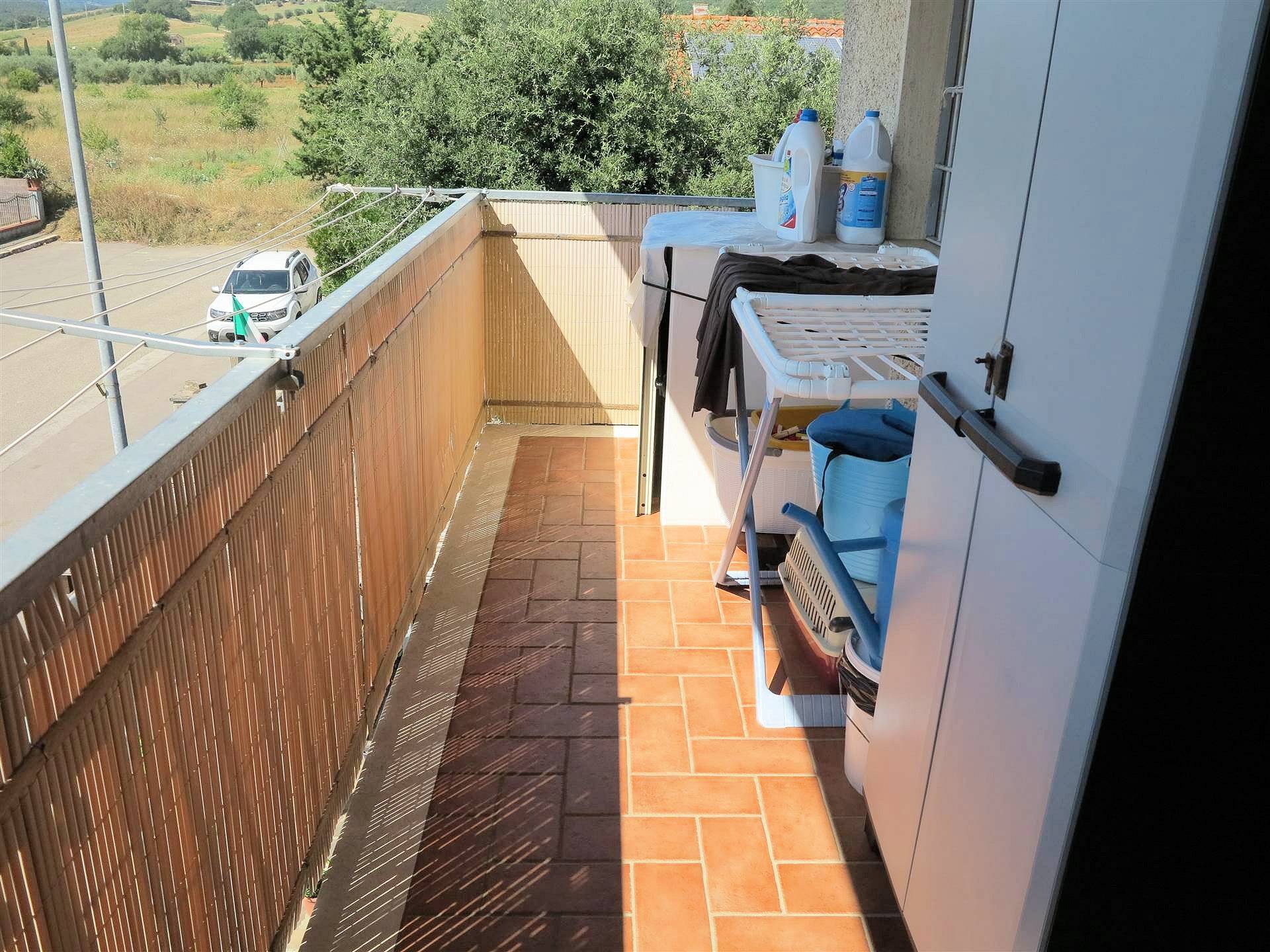 Appartamento in villetta singola al piano primo con giardino garage e taverna al piano terra in vend