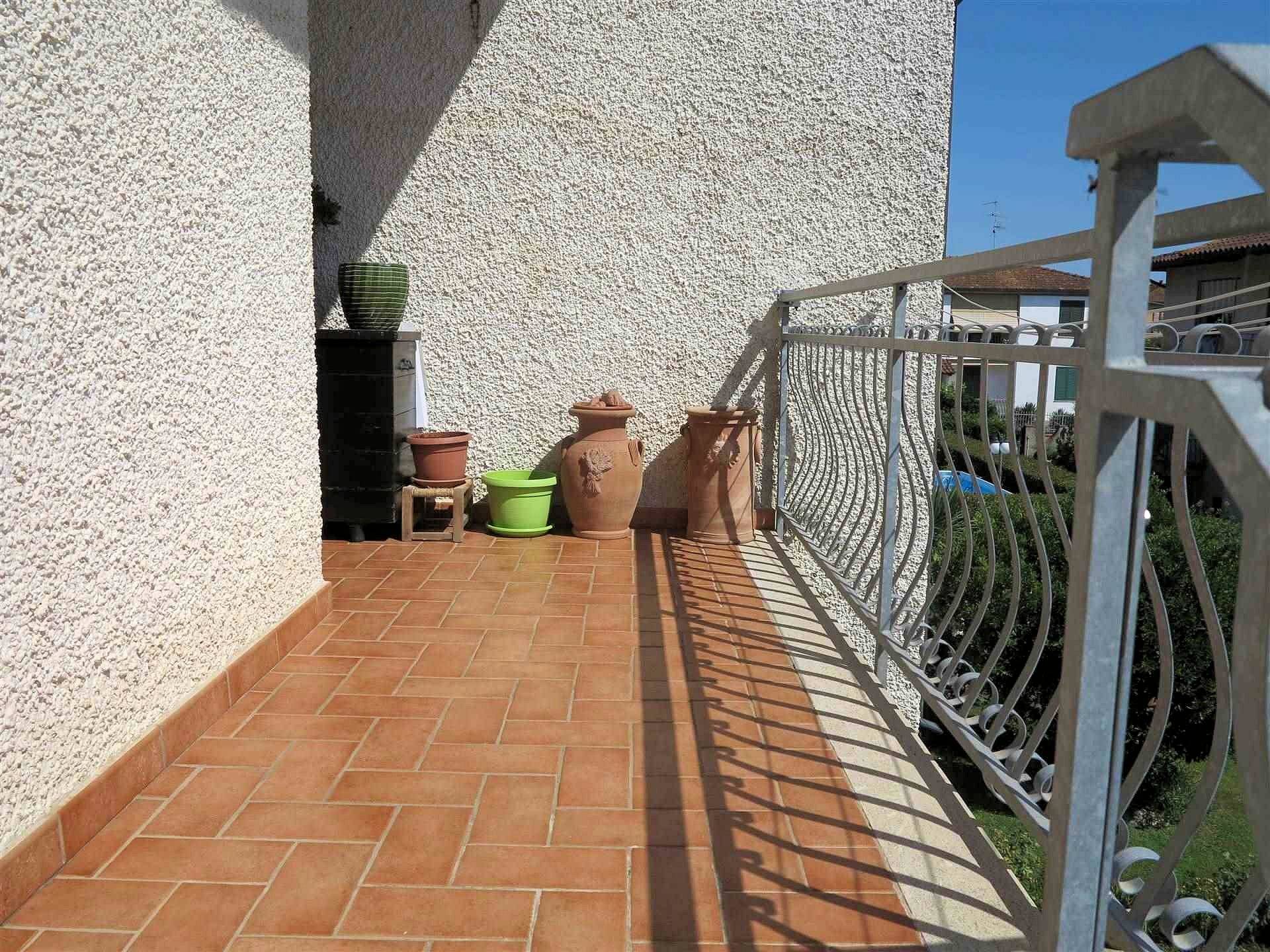 Appartamento in villetta singola al piano primo con giardino garage e taverna al piano terra in vend