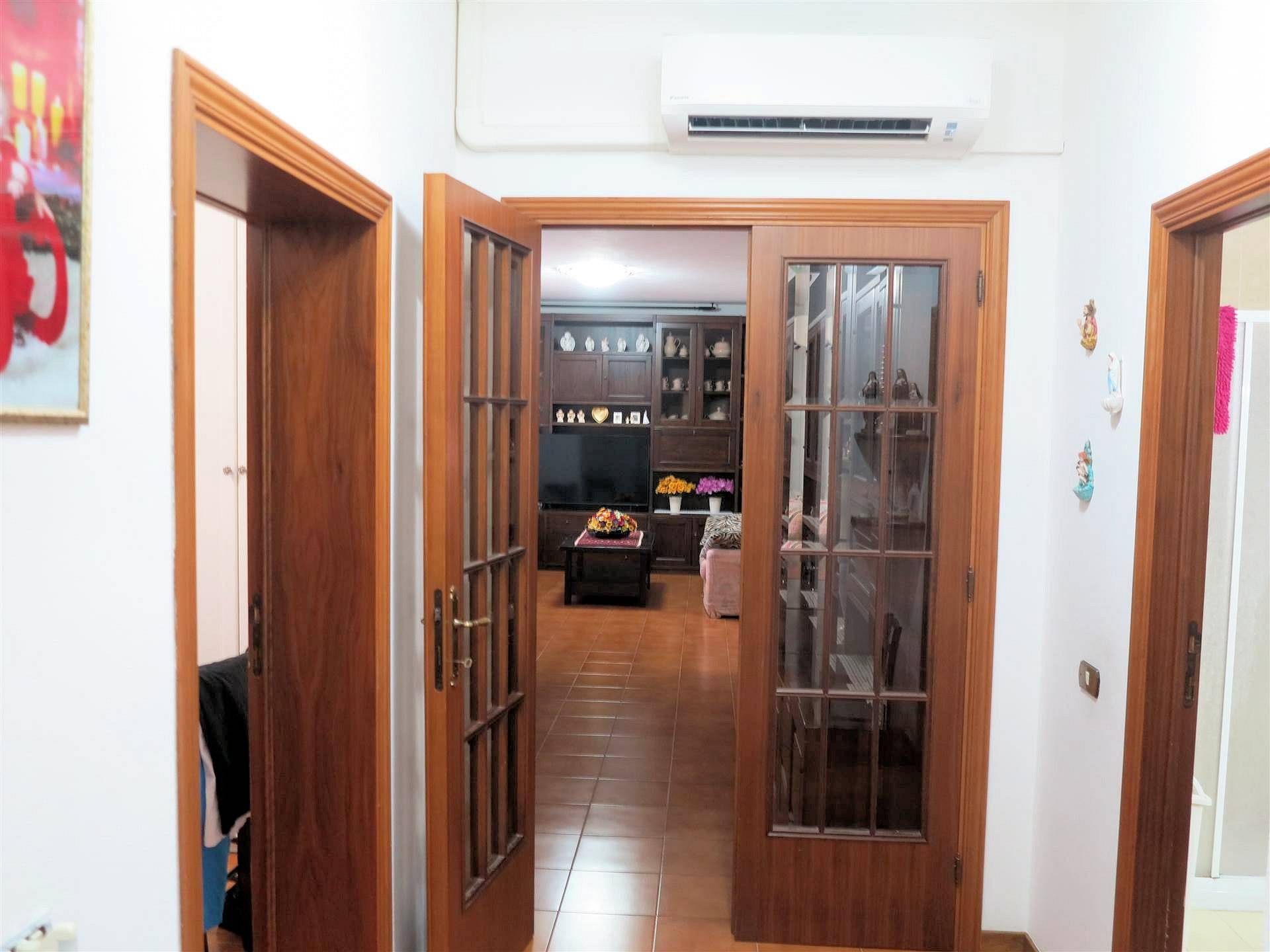 Appartamento in villetta singola al piano primo con giardino garage e taverna al piano terra in vend