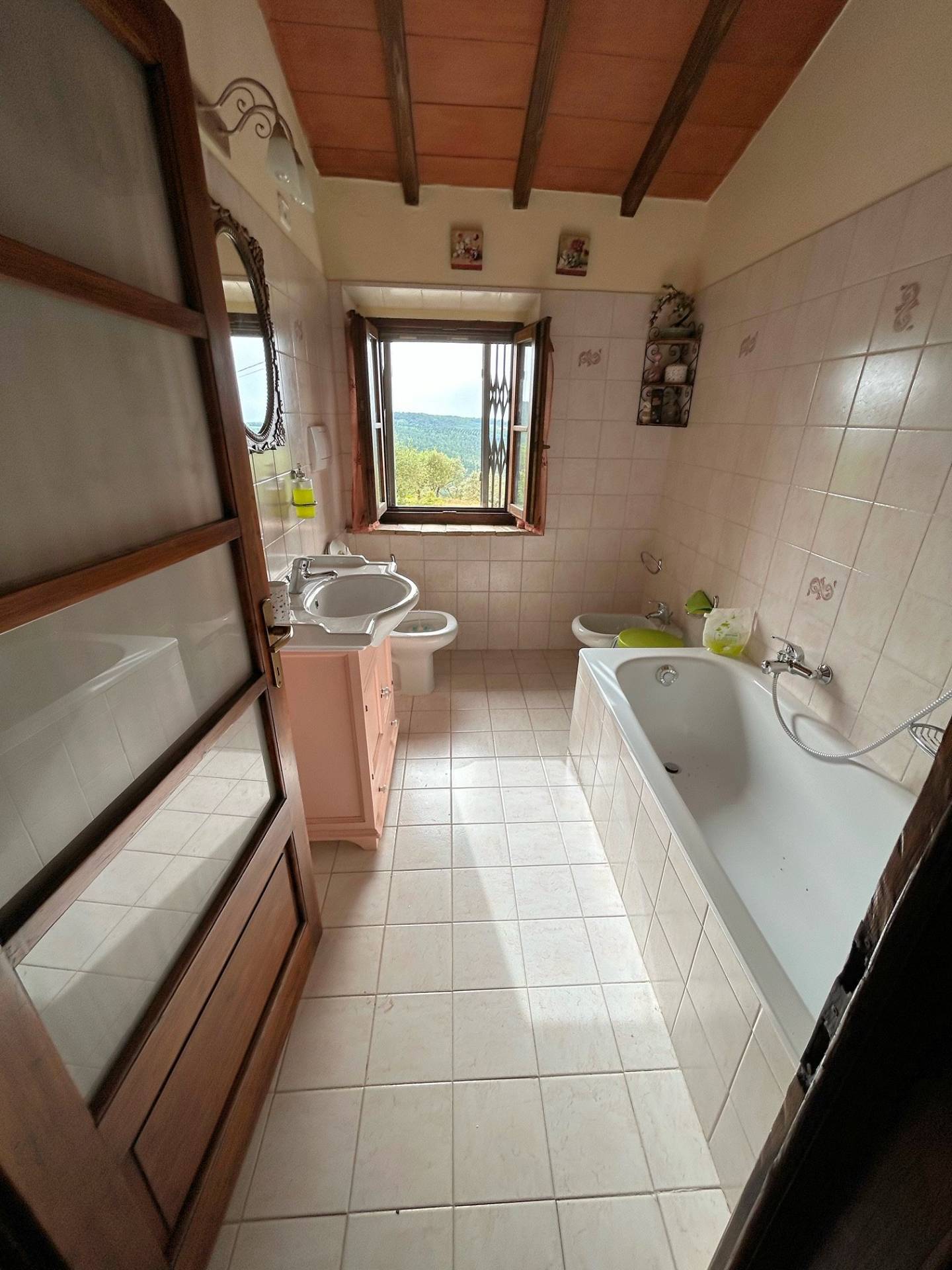 Appartamento sito in complesso con piscina condominiale in vendita a Montaione