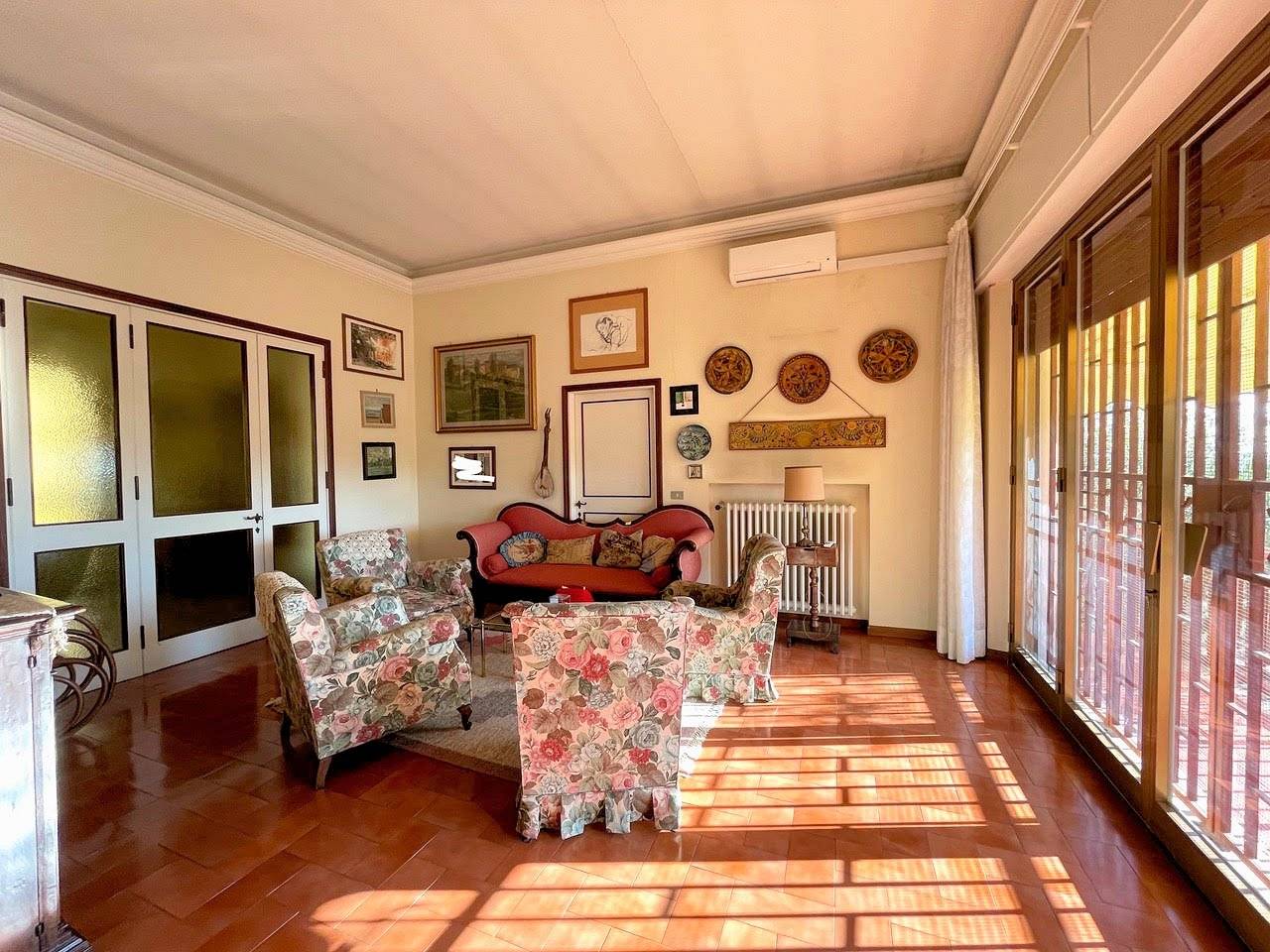 Villa unifamiliare di grande metratura con giardino in vendita a Uzzano