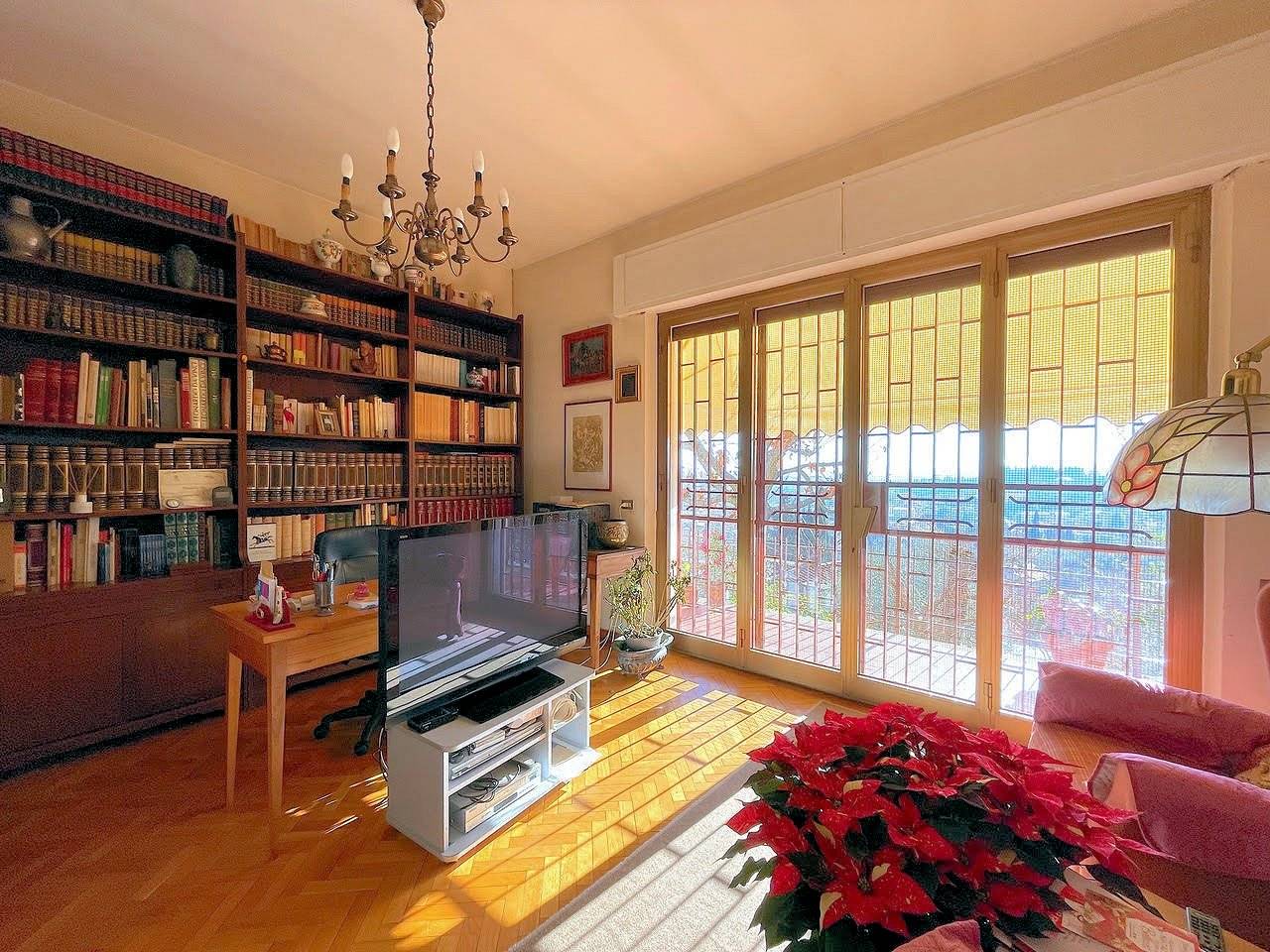 Villa unifamiliare di grande metratura con giardino in vendita a Uzzano