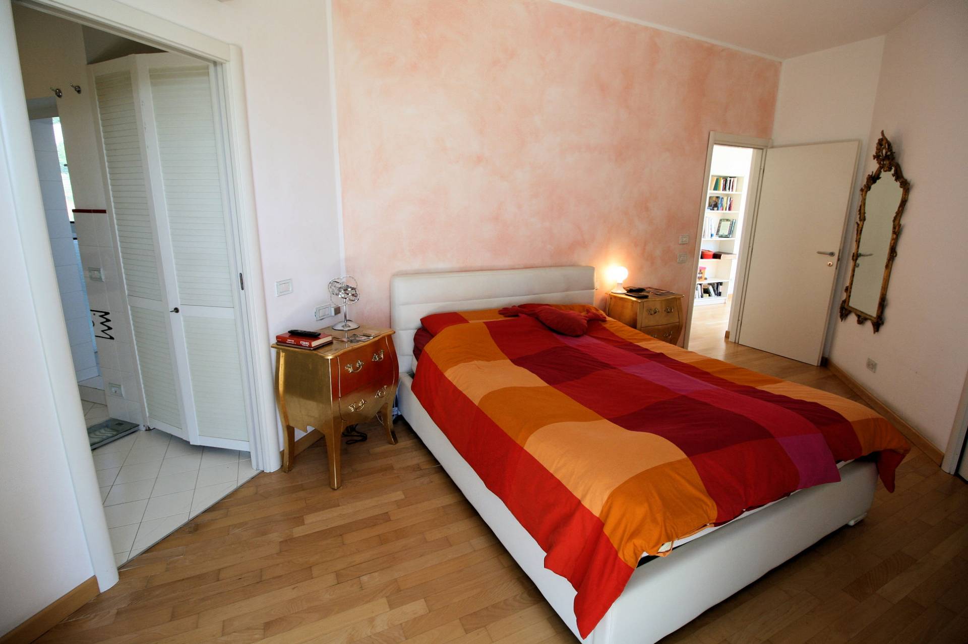 Villa panoramica in collina con parco e piscina in vendita a Capolona