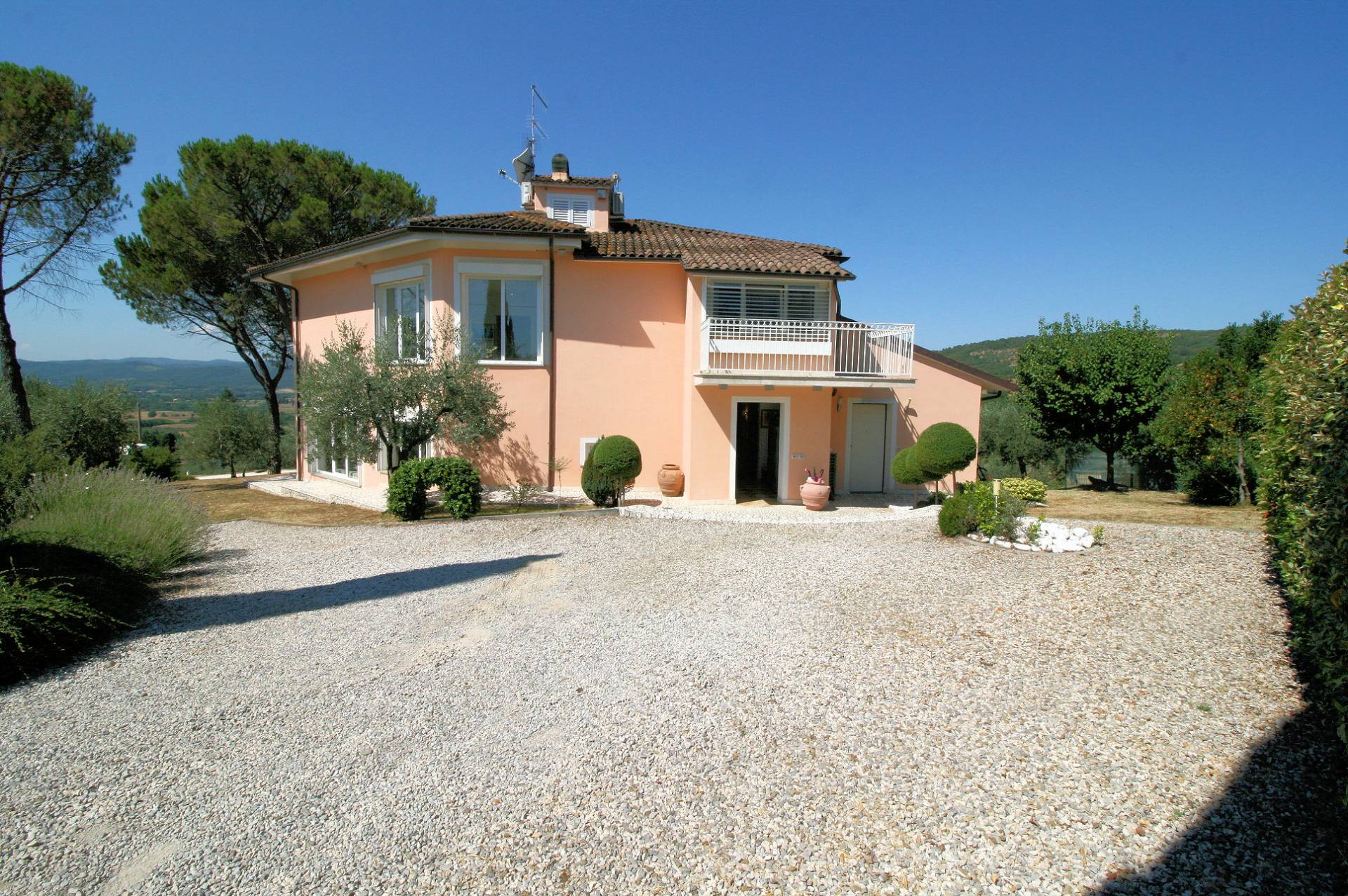 Villa panoramica in collina con parco e piscina in vendita a Capolona