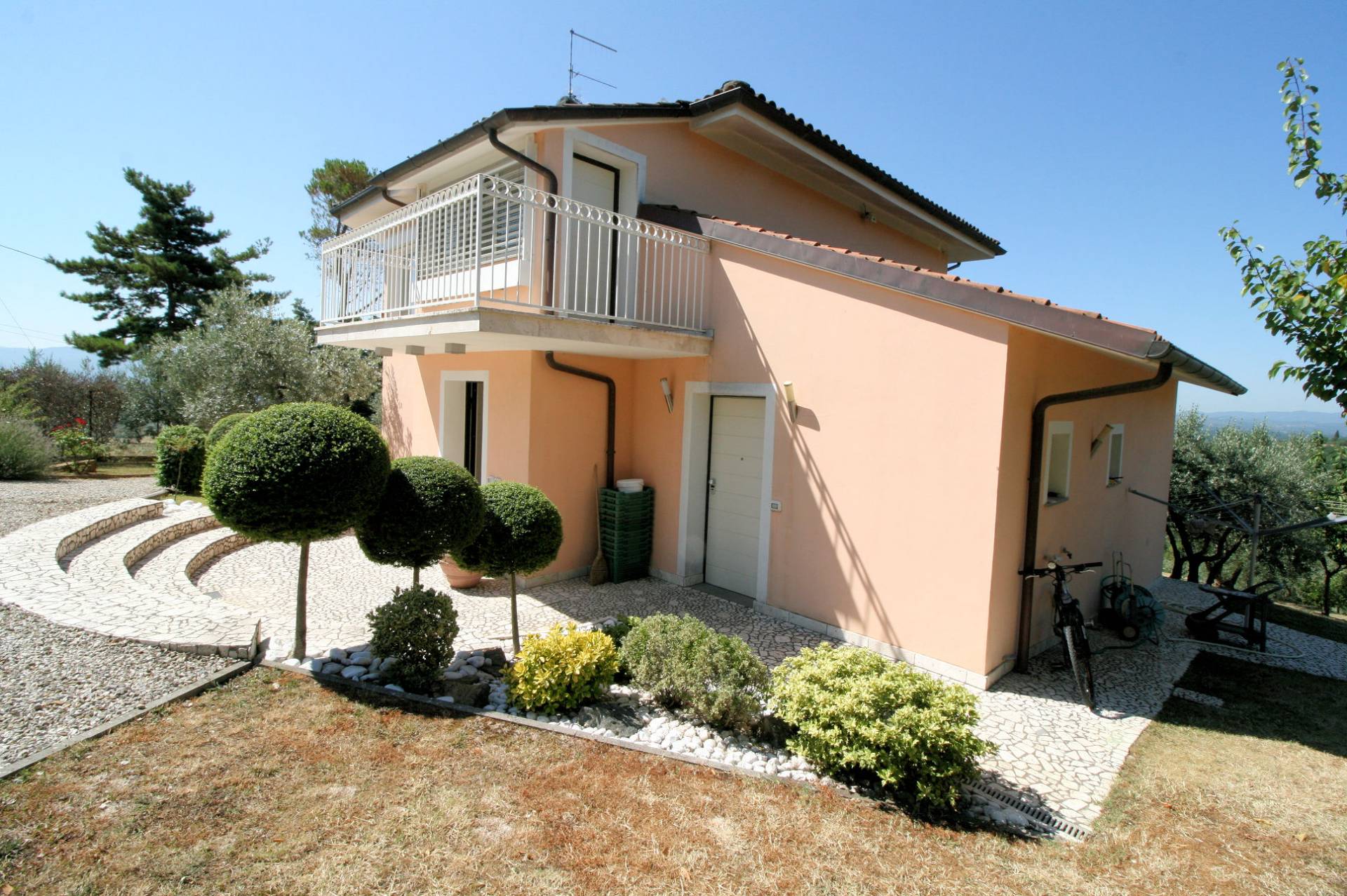Villa panoramica in collina con parco e piscina in vendita a Capolona