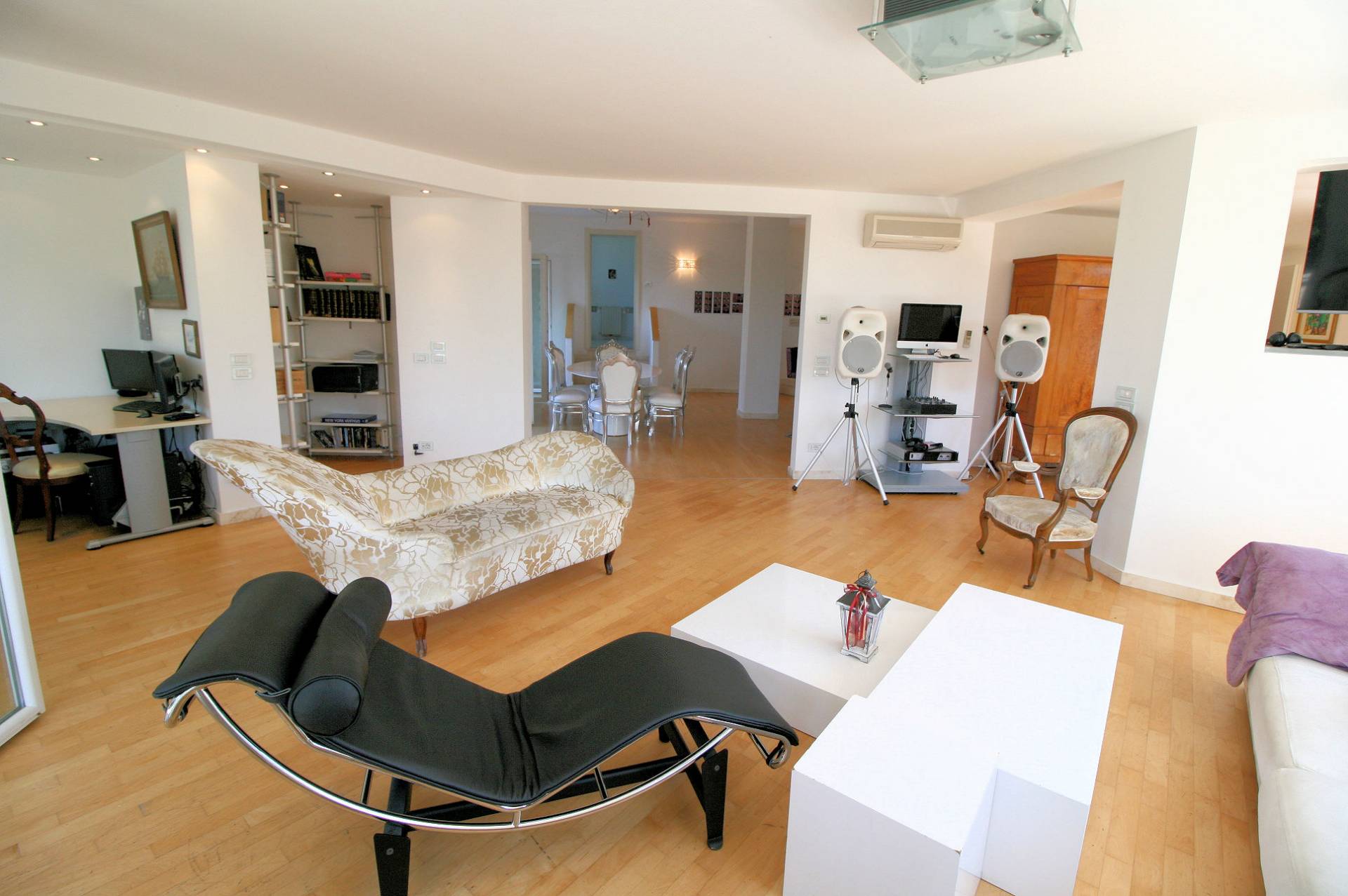 Villa panoramica in collina con parco e piscina in vendita a Capolona