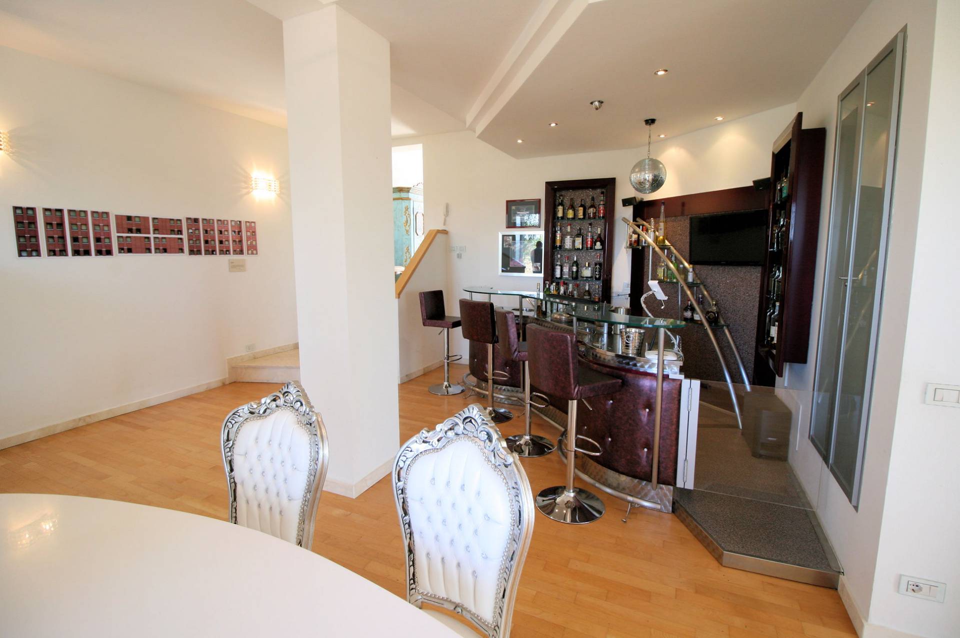 Villa panoramica in collina con parco e piscina in vendita a Capolona