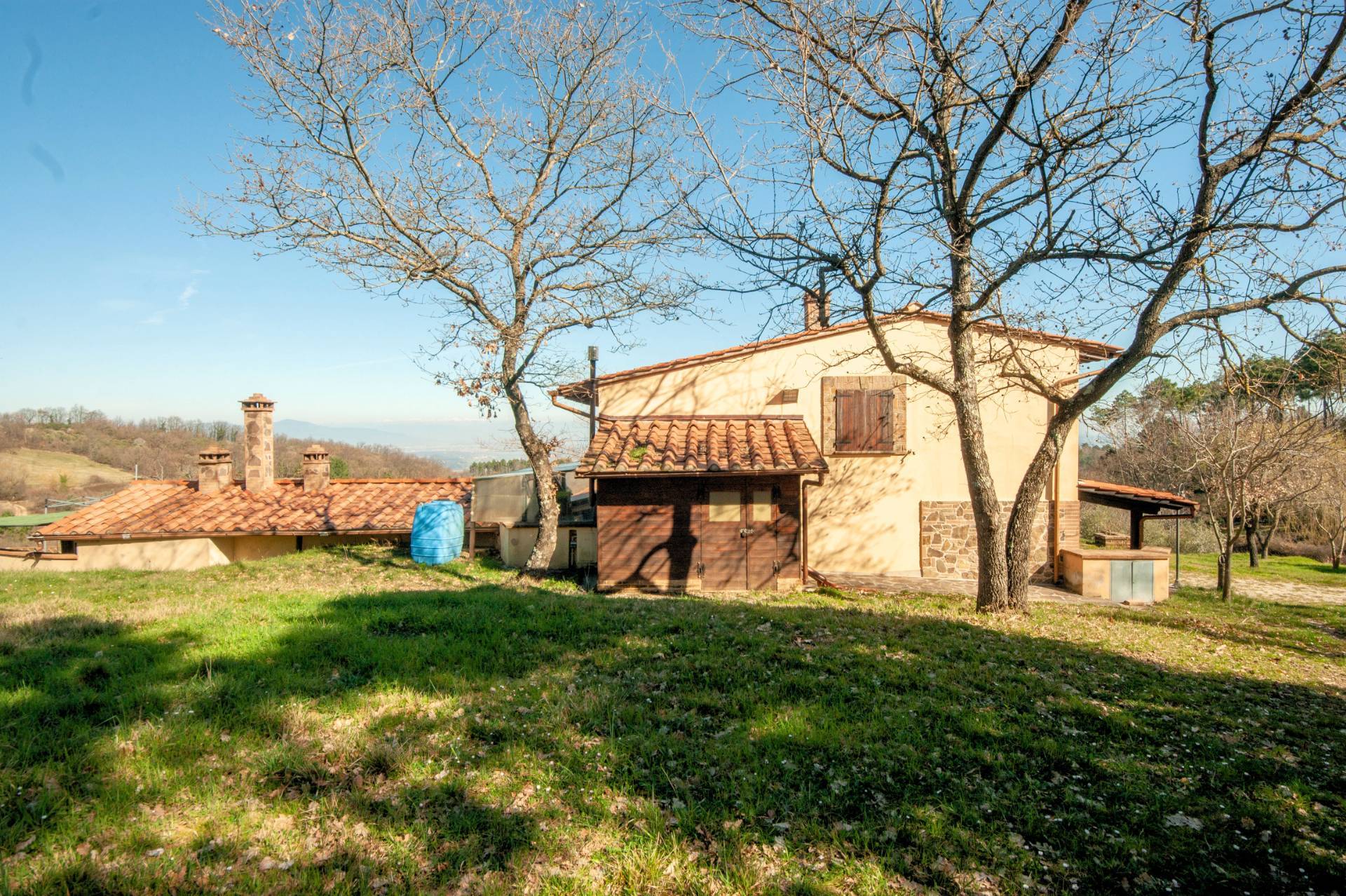 Bel casale ristrutturato in posizione panoramica con ampio terreno in vendita a Chianni, Rivalto