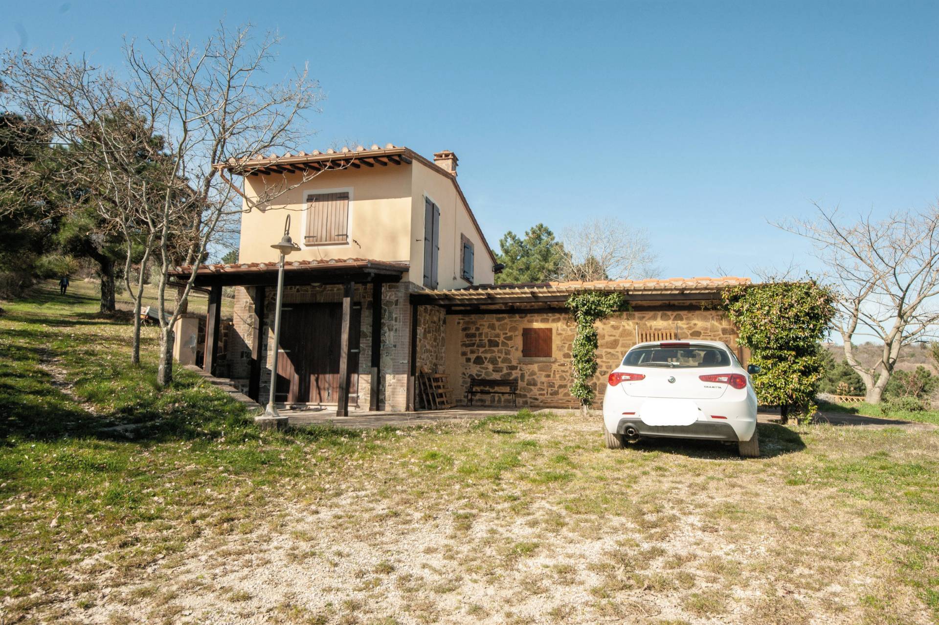 Bel casale ristrutturato in posizione panoramica con ampio terreno in vendita a Chianni, Rivalto