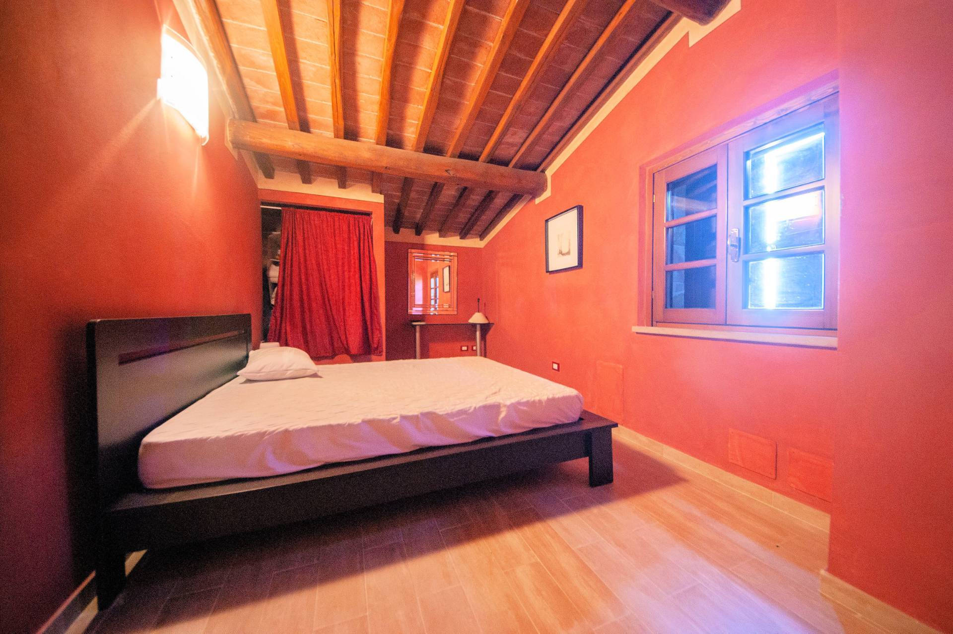 Bel casale ristrutturato in posizione panoramica con ampio terreno in vendita a Chianni, Rivalto