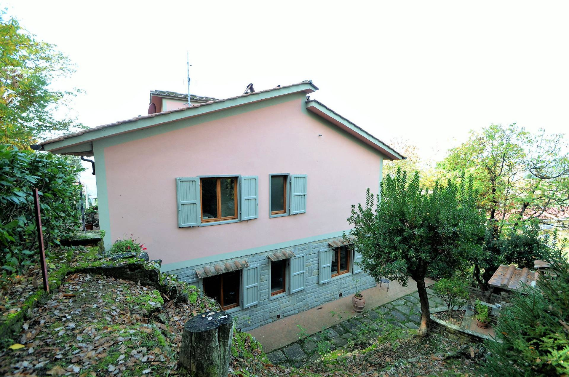 Villa in stile moderno in posizione dominante in vendita a Rufina, Pomino (Castelnuovo)