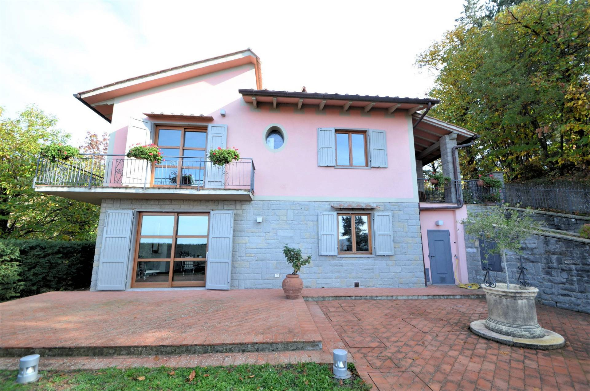 Villa in stile moderno in posizione dominante in vendita a Rufina, Pomino (Castelnuovo)