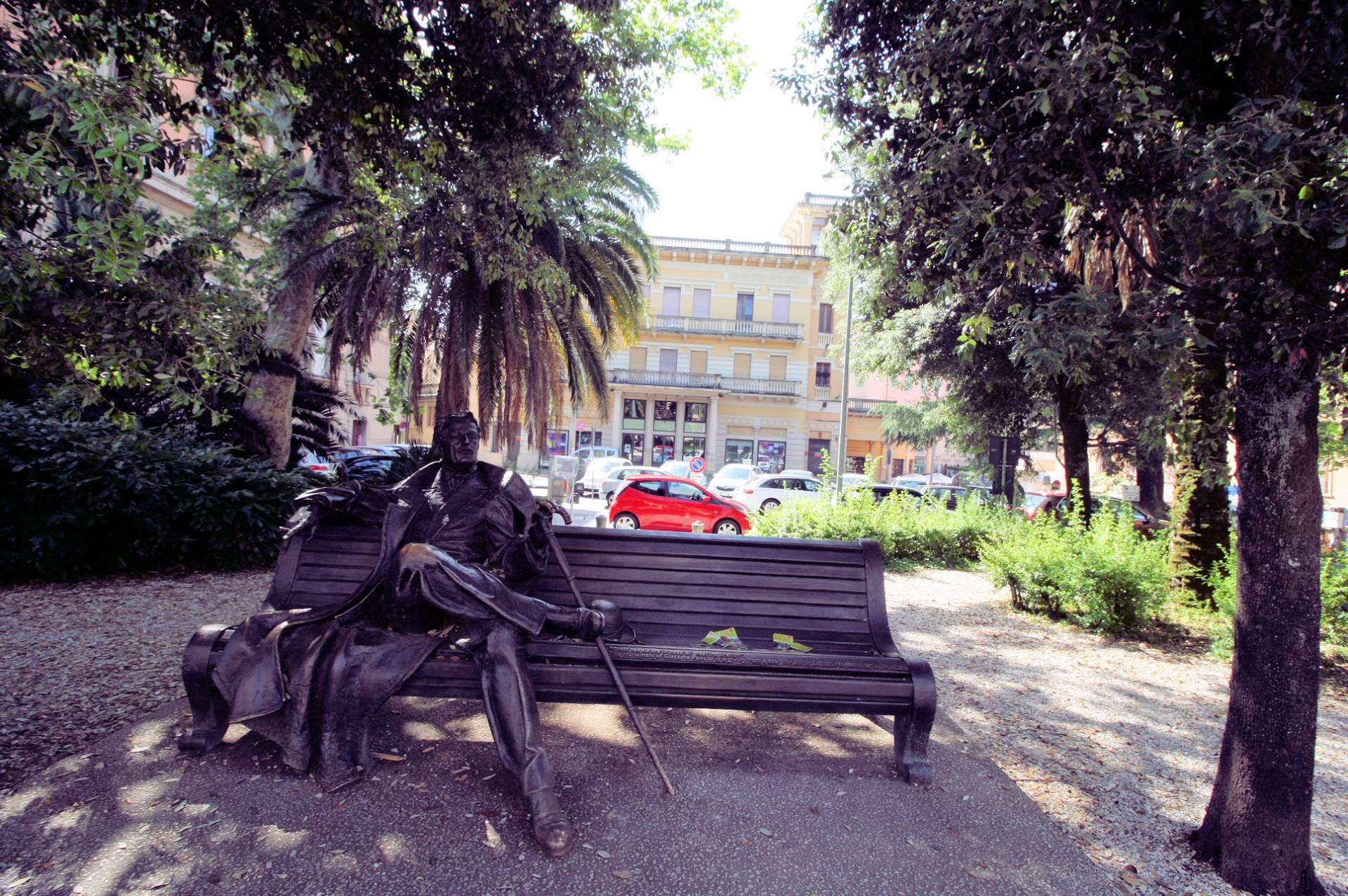 Palazzina composta da tre appartamenti un fondo commerciale e un ufficio tutti locati in vendita a M