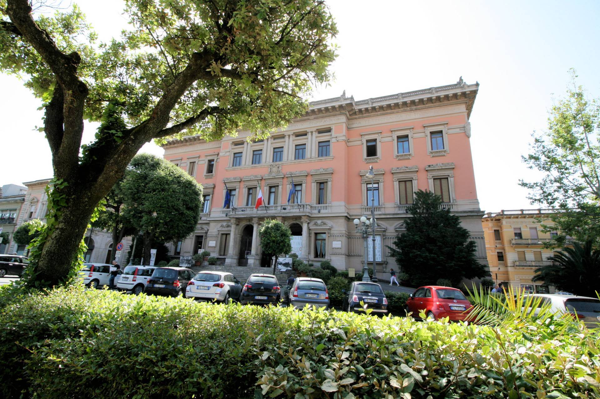 Palazzina composta da tre appartamenti un fondo commerciale e un ufficio tutti locati in vendita a M