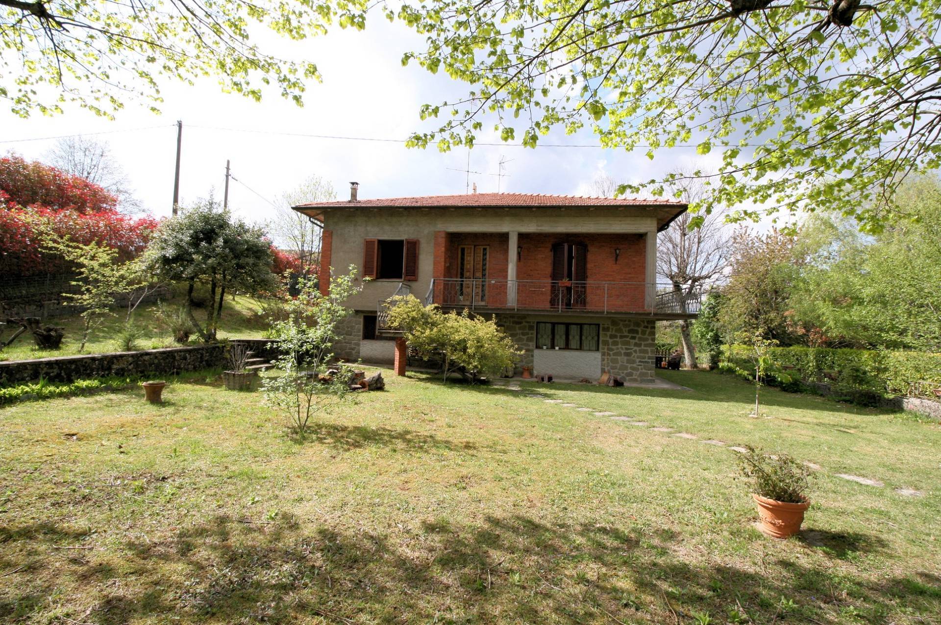 Villa singola con ampio giardino e vista panoramica in vendita a Marliana