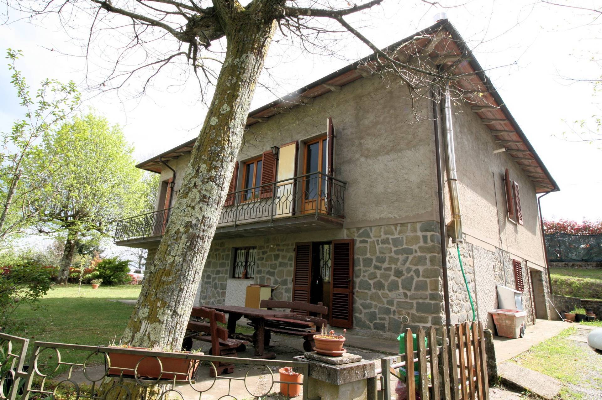 Villa singola con ampio giardino e vista panoramica in vendita a Marliana