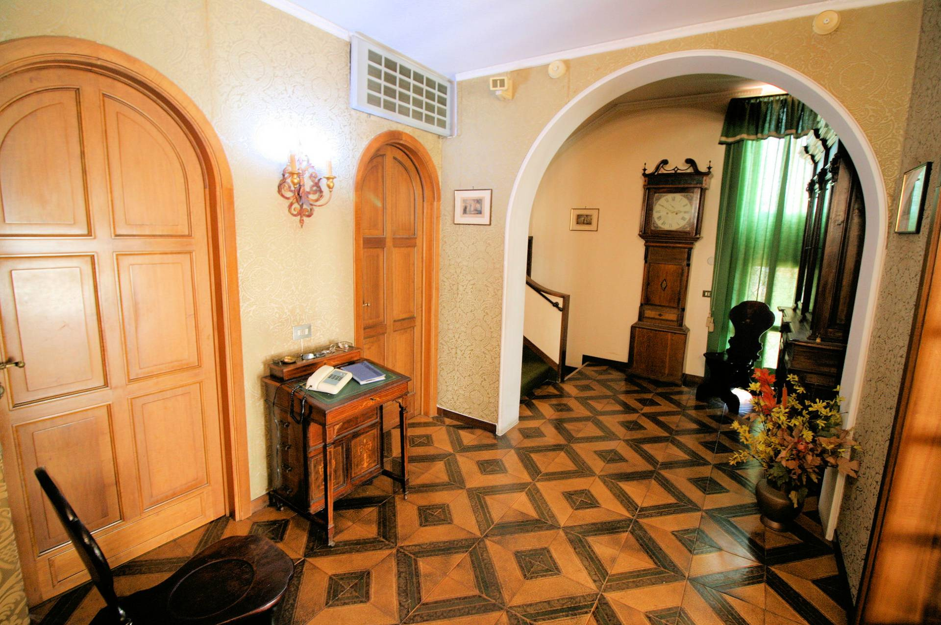 Appartamento indipendente di ampia superficie con terrazza panoramica in vendita a Montecatini-Terme