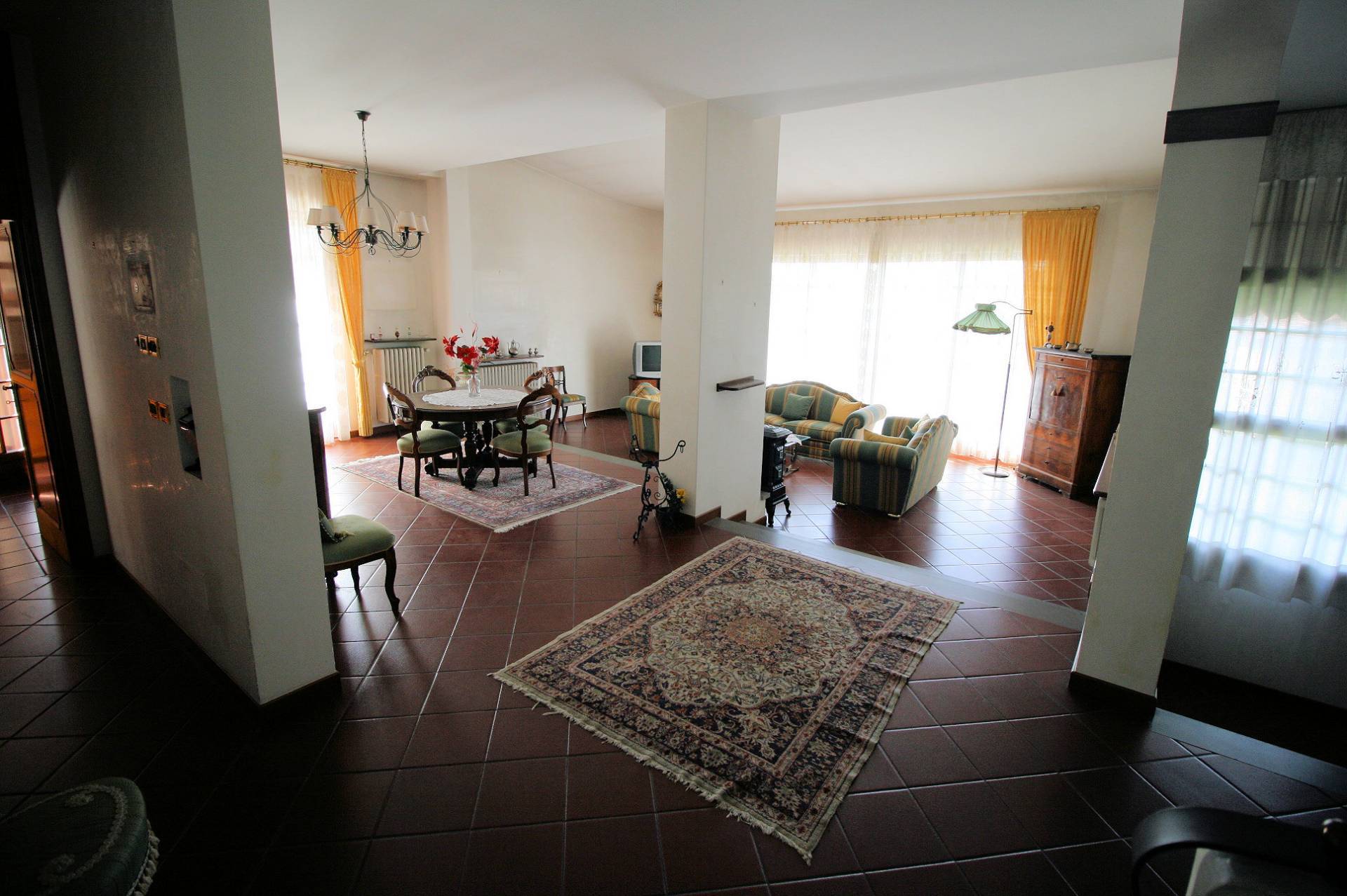 Villa unifamiliare di grande metratura con giardino in vendita a Montecatini-Terme